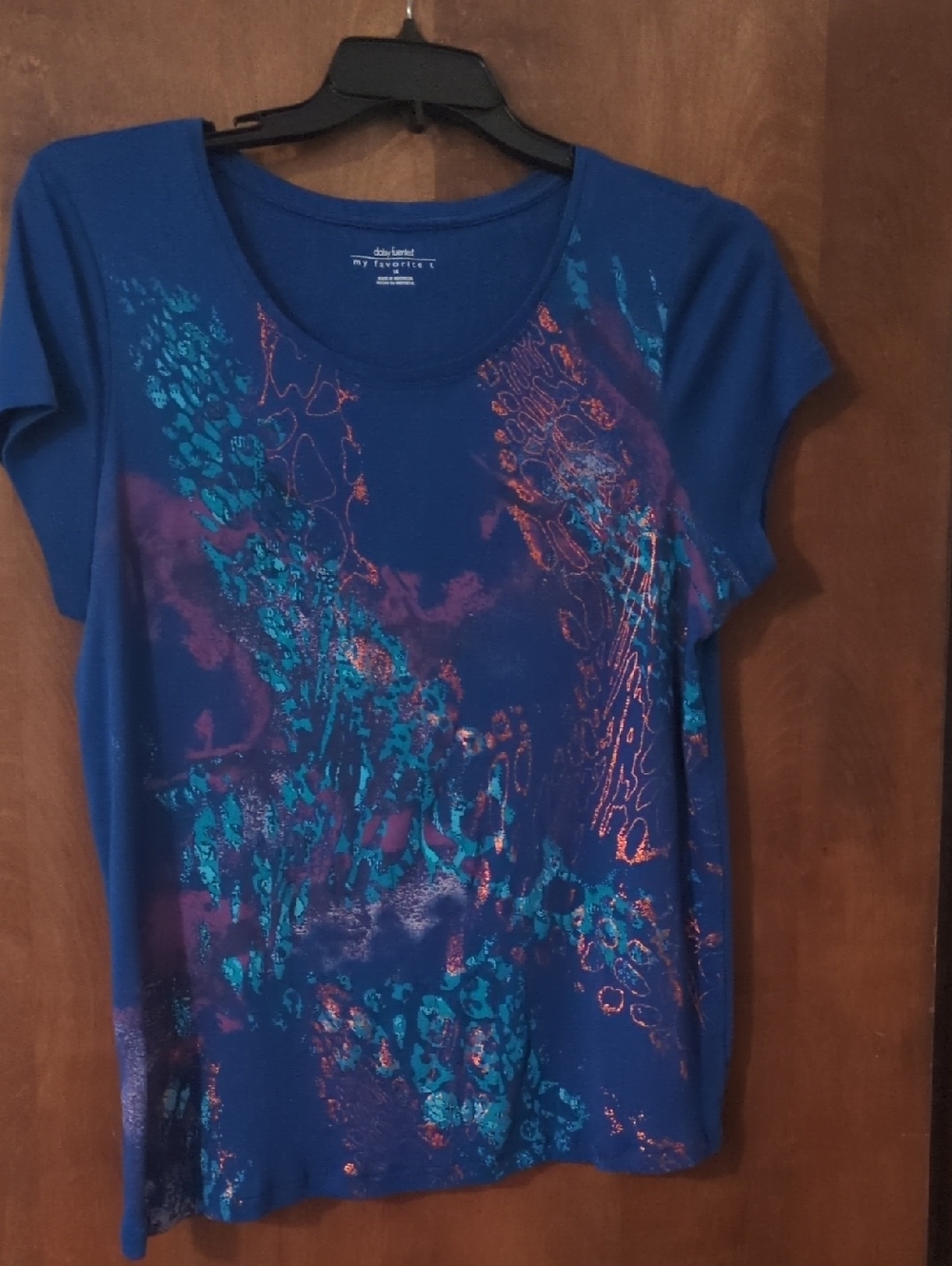 Daisy Fuentes Royal Blue Short-Sleeve Tee with Teal & Coral Metallic Print